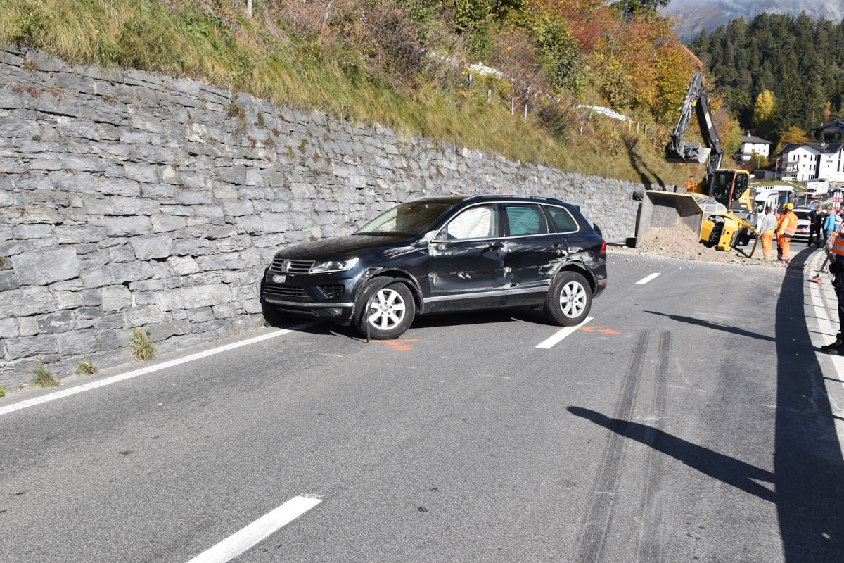 Laax GR – Unfall zwischen Auto und Dumper