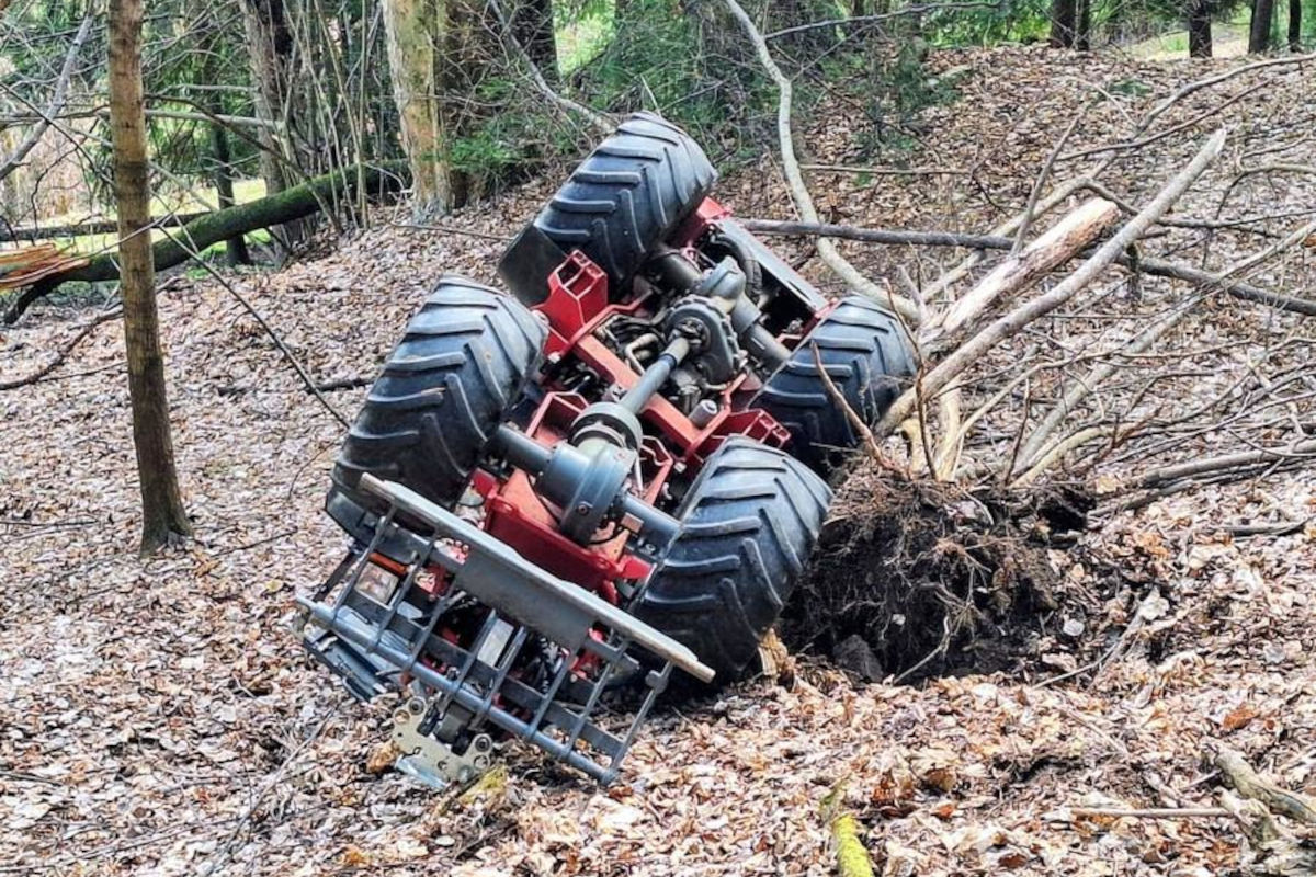 Naas – Feuerwehr birgt Hoflader aus steilem Gelände