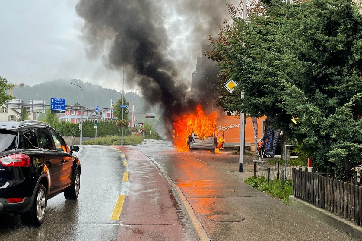 Herisau AR - Auto fing Feuer - Vater und Kind konnten sich in Sicherheit bringen