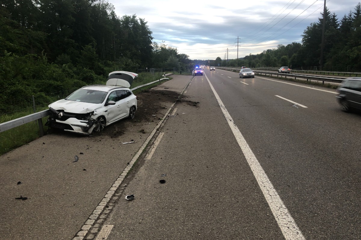 Züberwangen SG - 43-Jähriger baut auf Autobahn Totalschaden