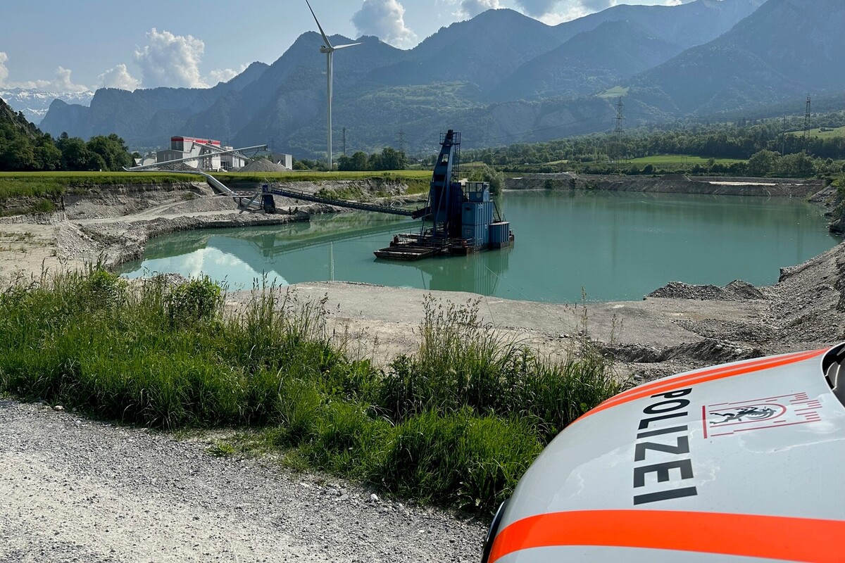 Haldenstein GR - Stadtpolizist rettet Hund aus Baggersee