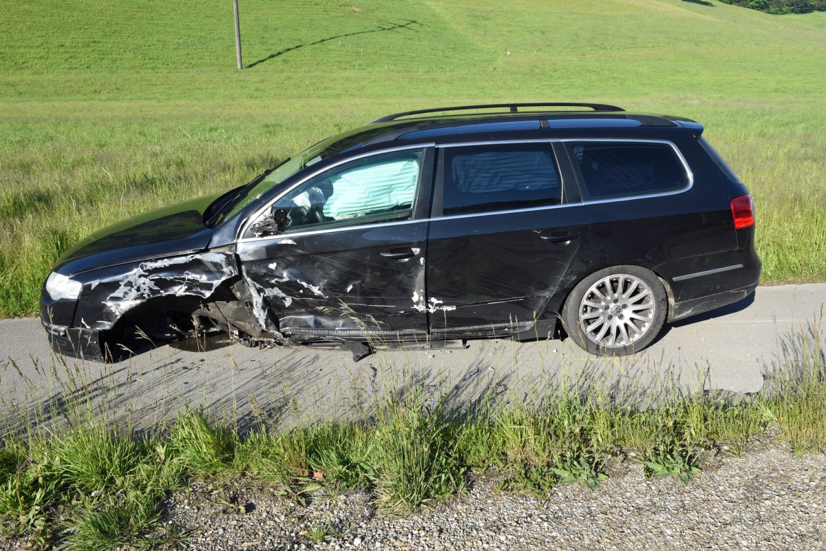 Willisau LU - Nach Streifkollision beschädigen Trümmerteile weitere Fahrzeuge