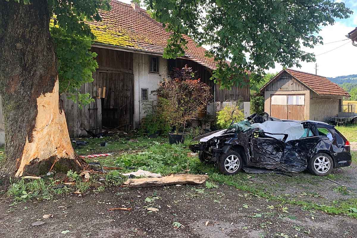 Drama in Mönchaltorf ZH - Mann kracht frontal gegen Baum - tot!
