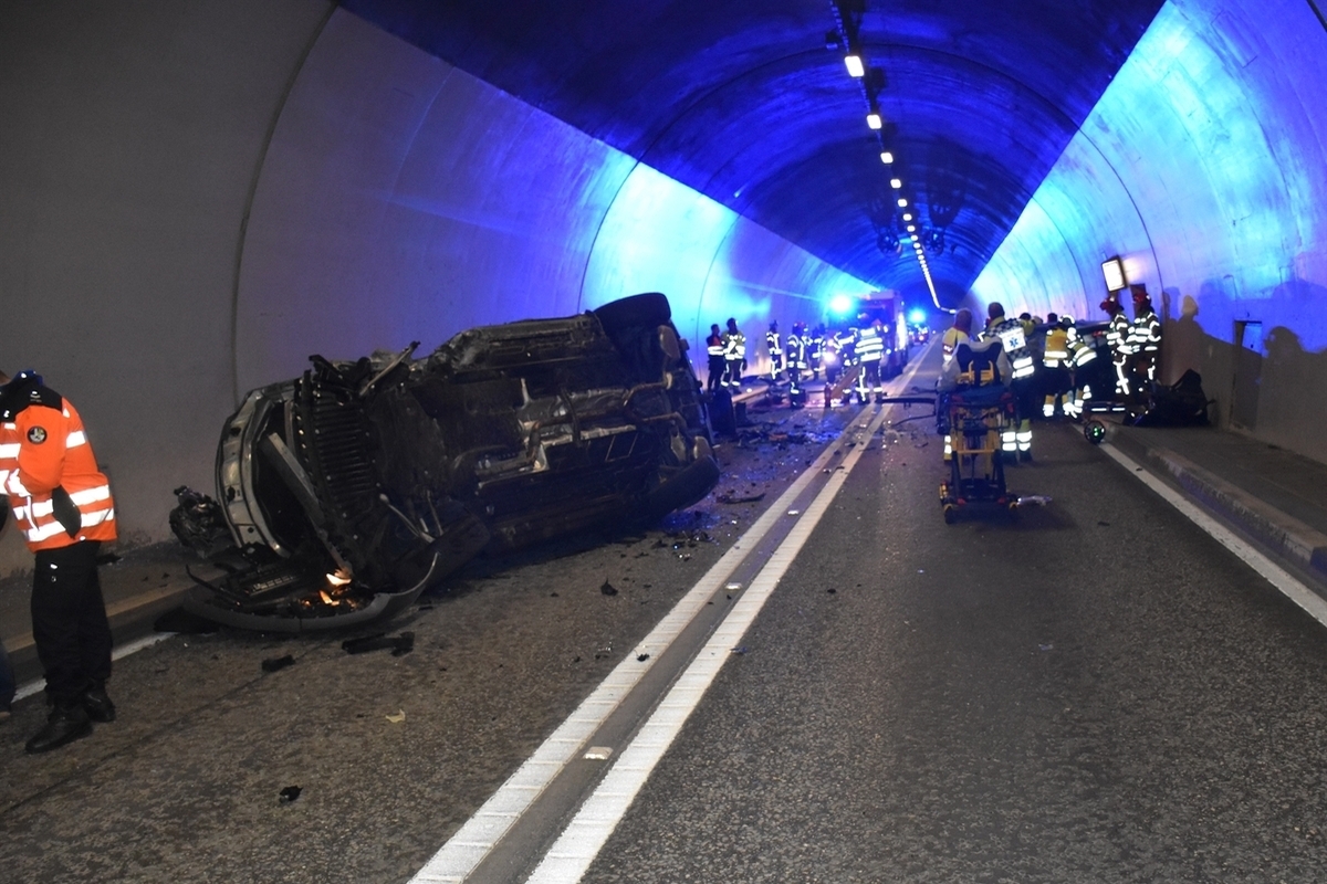 Frontalkollision im Tunnel Trin GR – Mehrere Verletzte