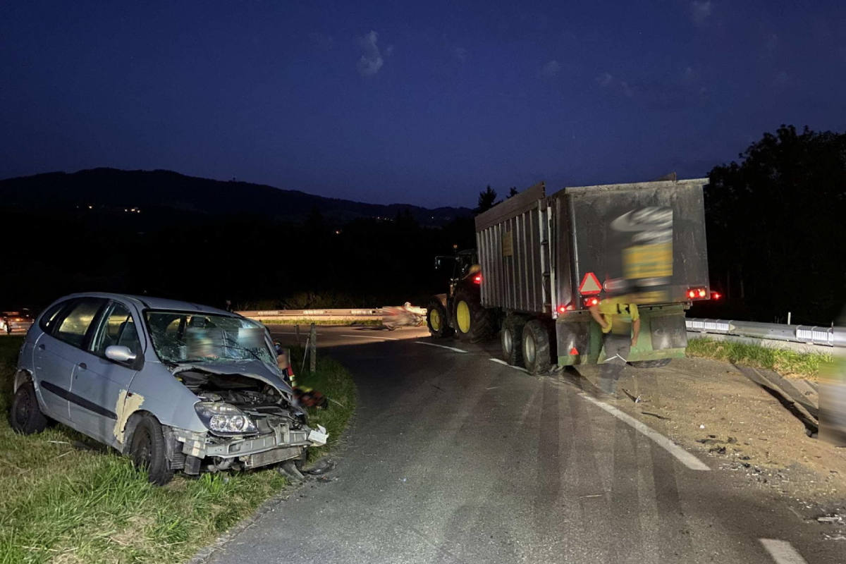 Autigny FR – Ohne Führerausweis mit einer landwirtschaftlichen Fahrzeugkombination kollidiert