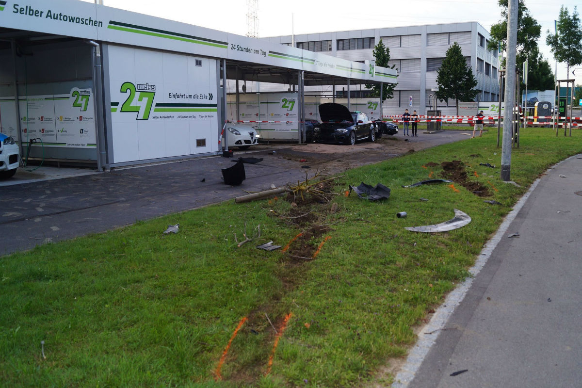 Cham ZG - 19-Jähriger landet mit seinem BMW in der Waschanlage