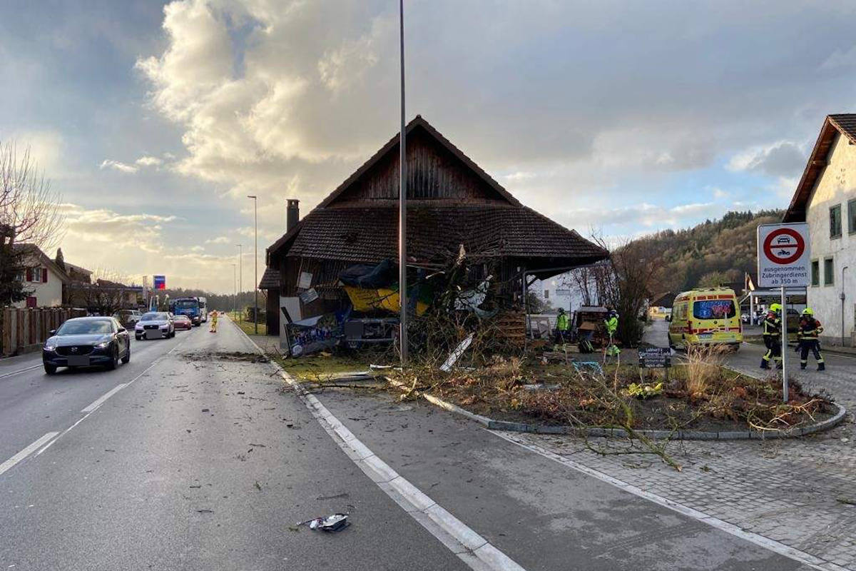 Schafisheim AG – Lastwagen prallt in Hausmauer