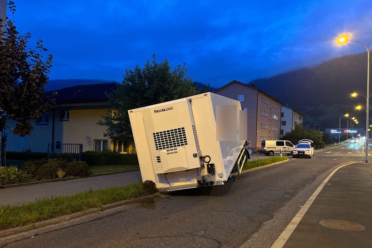 Sargans SG - Auflieger während der Fahrt verloren