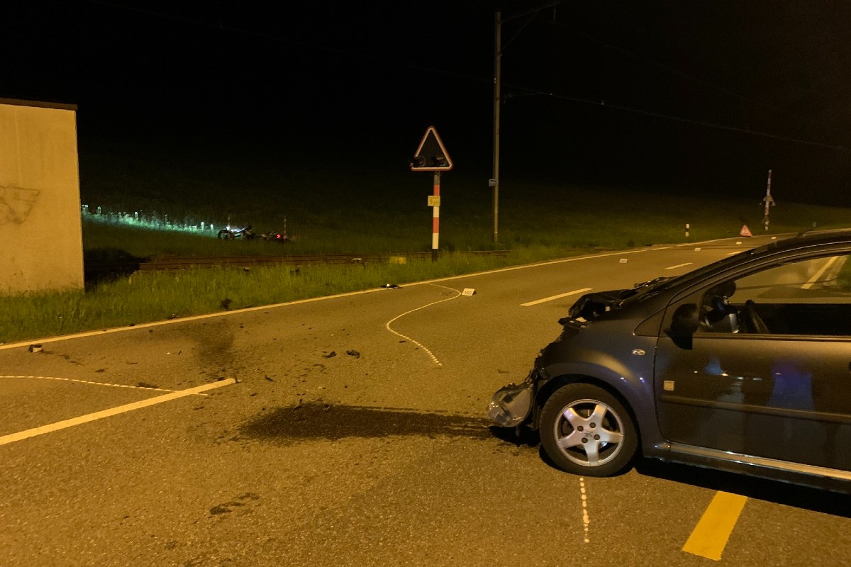 Bäretswil ZH - 18-jähriger Töfffahrer nach Kollision mit Auto schwer verletzt