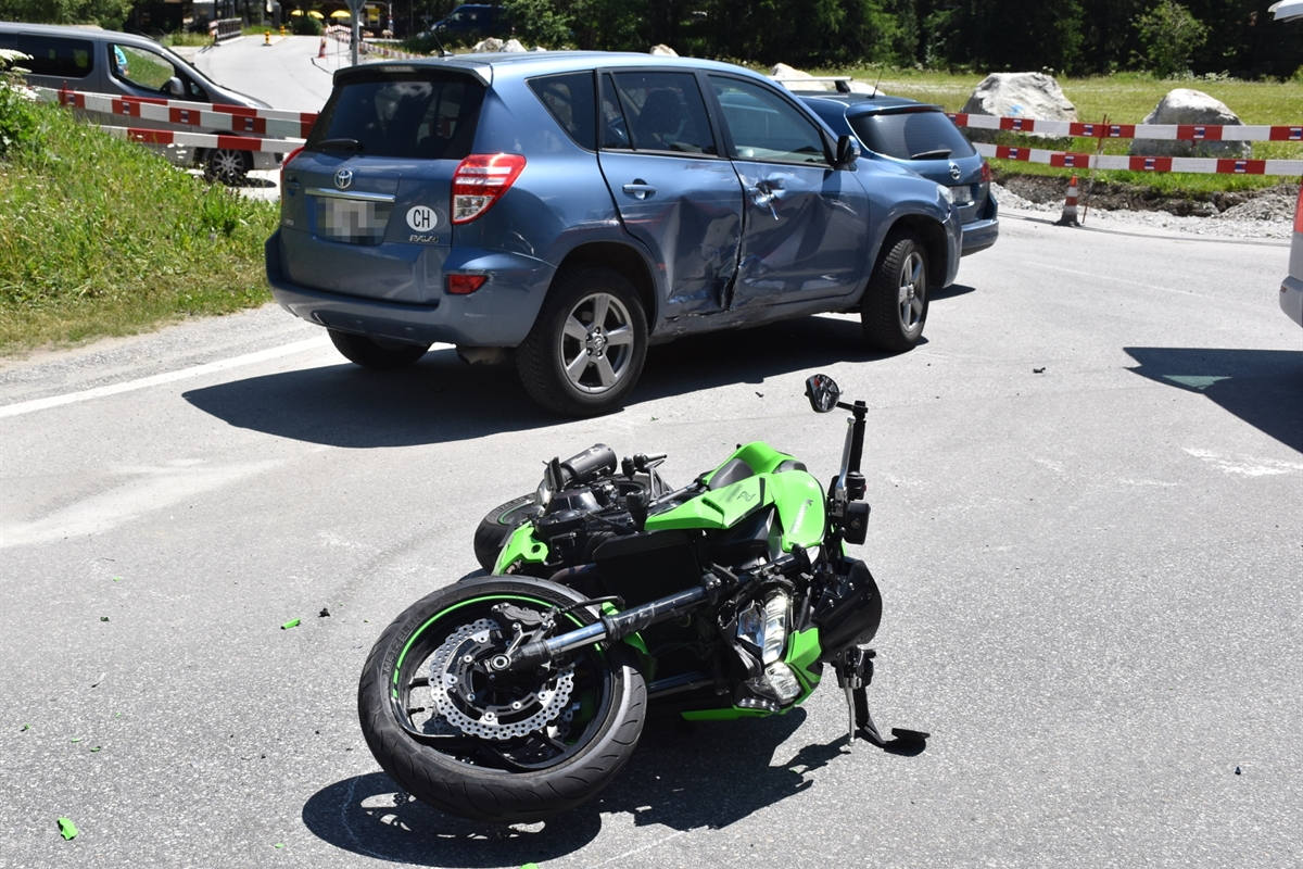 St. Moritz GR – Beim Linksabbiegen Motorrad übersehen