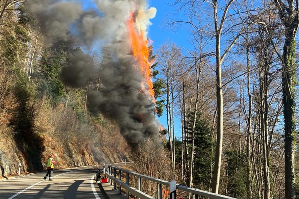 Challstrasse in Röschenz BL wegen Fahrzeugbrand gesperrt