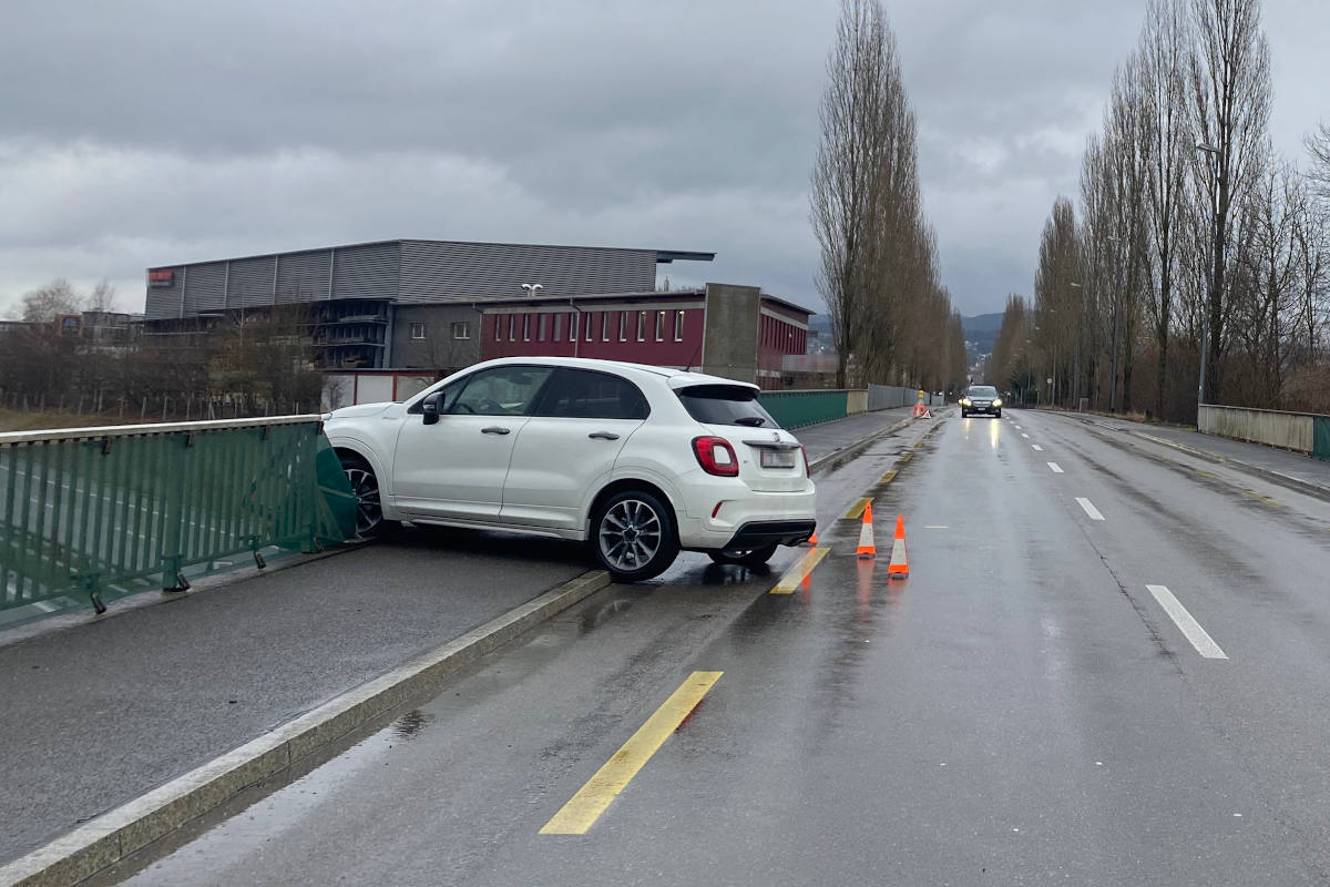 Frauenfeld TG – In Brückengeländer geprallt