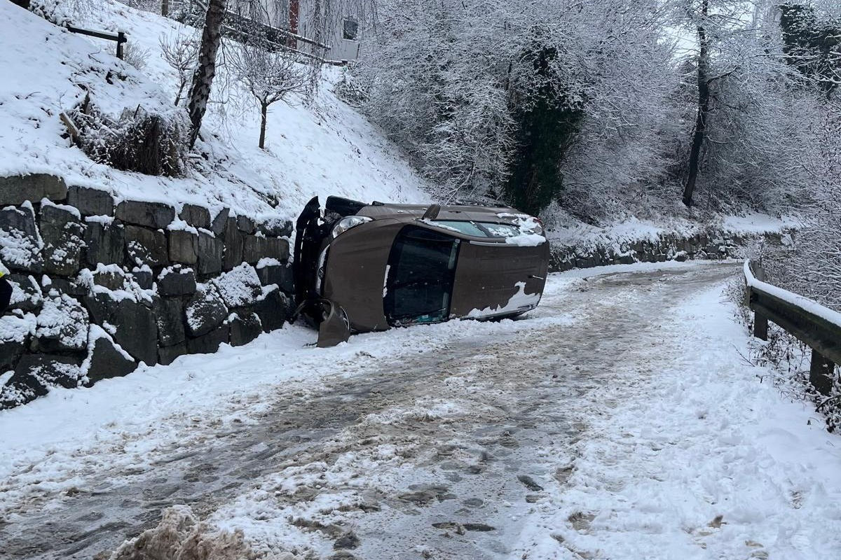 Gutau – Mehrere Unfälle auf winterlicher Fahrbahn 