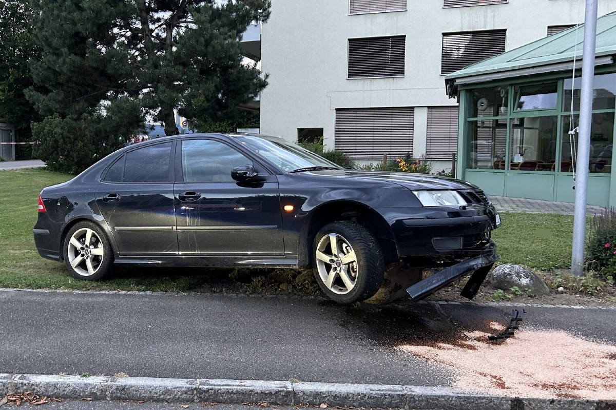 Fahrerflucht in Muhen AG - Nach Flucht vor Polizei mit Auto verunfallt