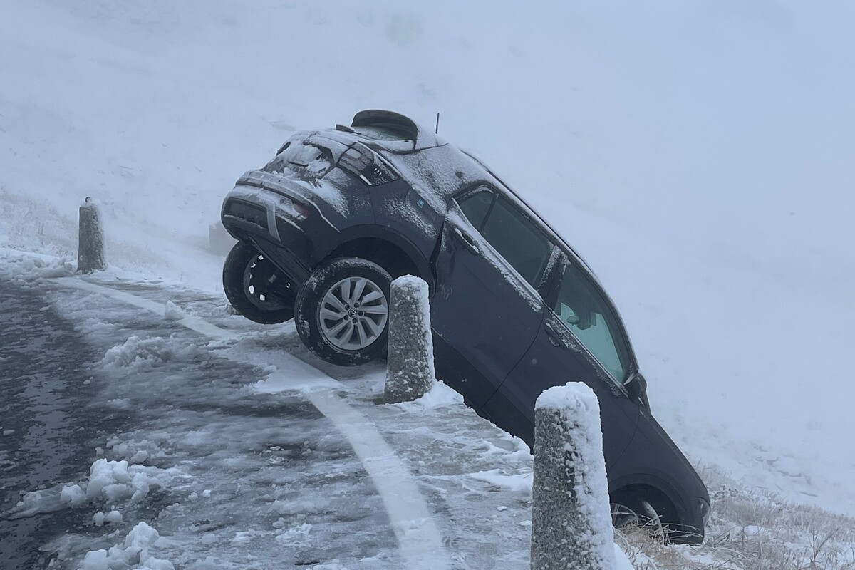 Realp UR - Furkapassstrasse nach Unfall und aufgrund von Schnee gesperrt 