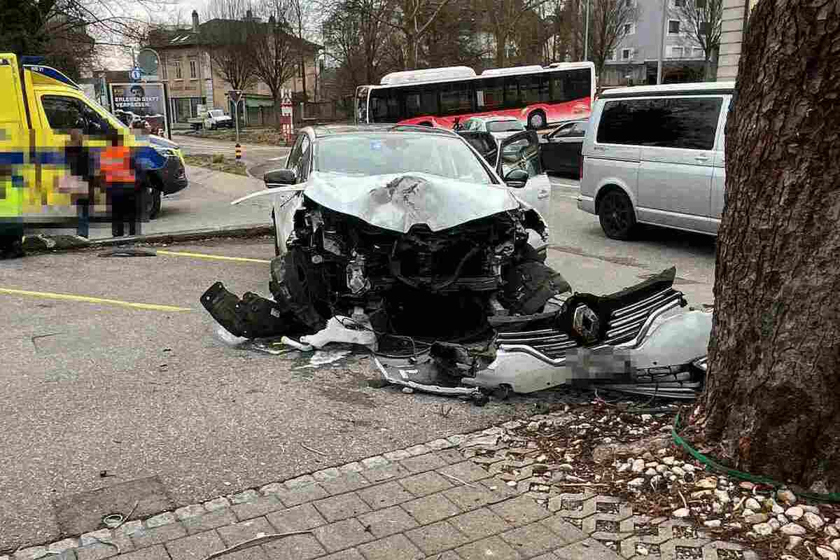Grenchen SO – Auto kracht bei Unfall heftig gegen Baum
