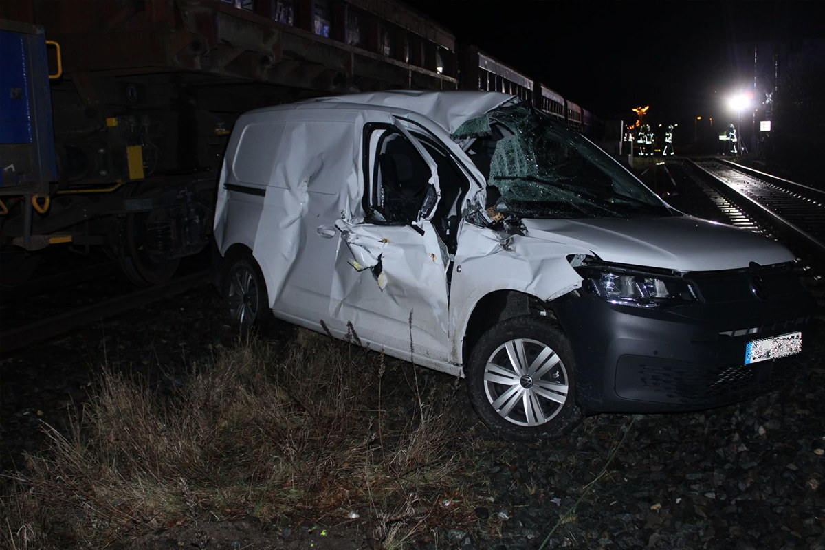 Leichlingen-Pkw-kollidiert-auf-Bahn-bergang-mit-G-terzug