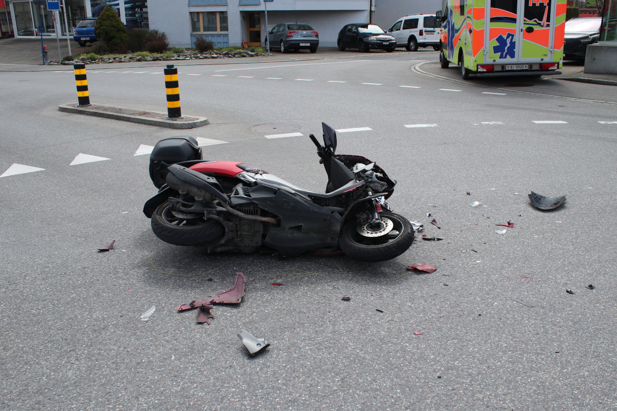 Appenzell AI – Unfall zwischen Auto und Roller an Kreuzung