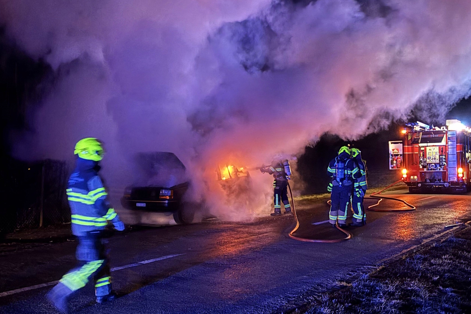Feuer-Schock in Algetshausen SG - Auto brennt lichterloh 