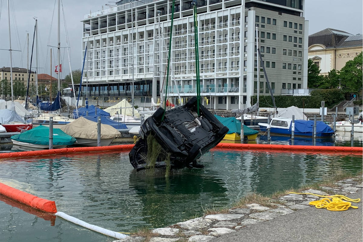 Neuenburg – Auto stürzt in Hafenbecken