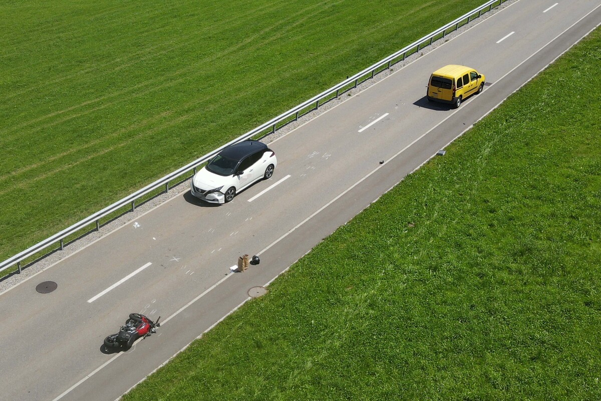 Schindellegi SZ - Motorradlenker bei Unfall erheblich verletzt