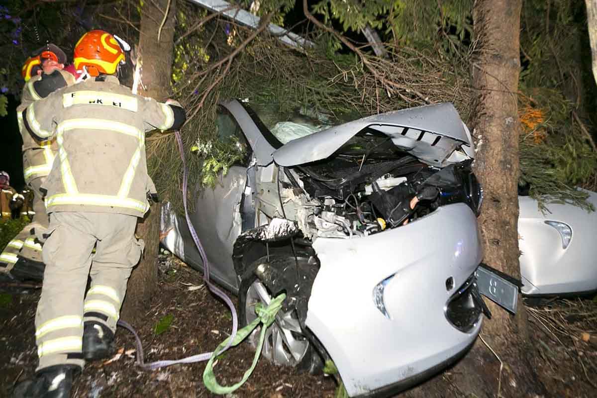 Rainberg - PKW kracht gegen Baum