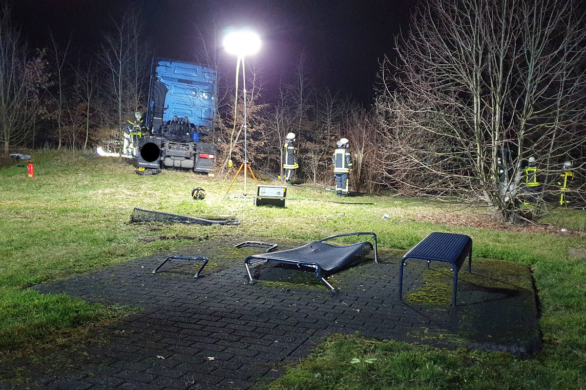 A3 Recklinghausen – LKW-Zugmaschine fährt in Baumreihe