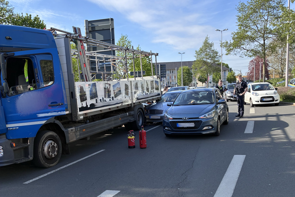 Mülheim an der Ruhr – Auto gerät unter Lkw