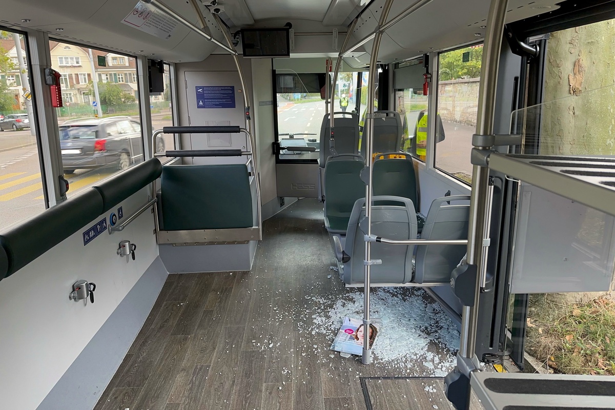 Basel - Fünf verletzte Passagiere nach Notbremsung 