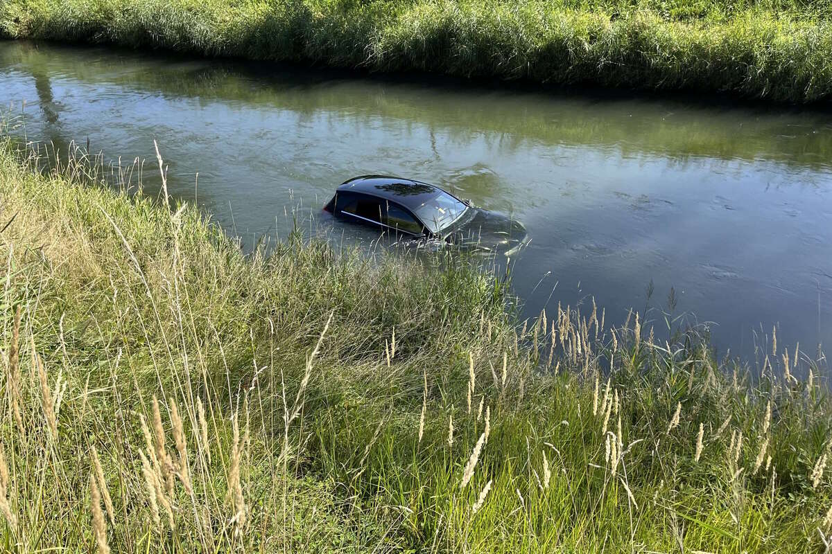 Au SG - Auto nach Unfall im Kanal gelandet 