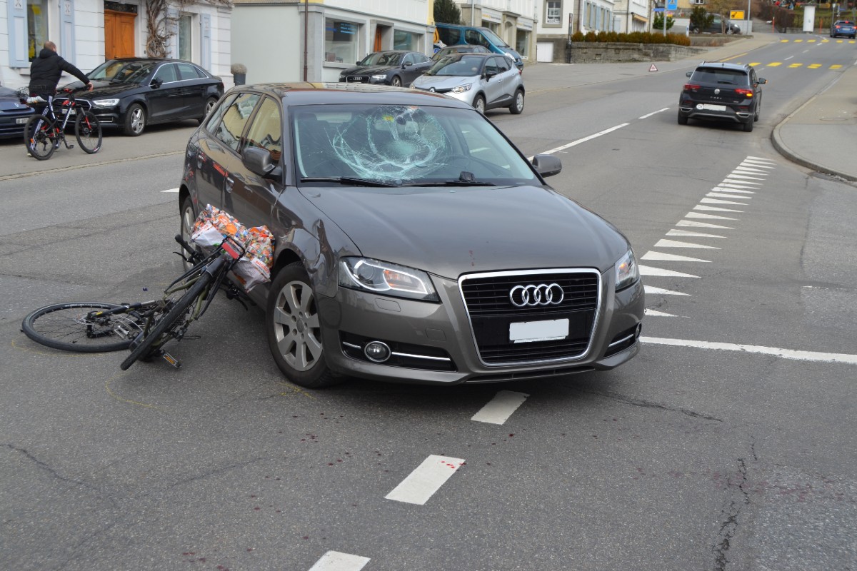 Heiden AR - E-Bike Lenker nach Kollision verletzt
