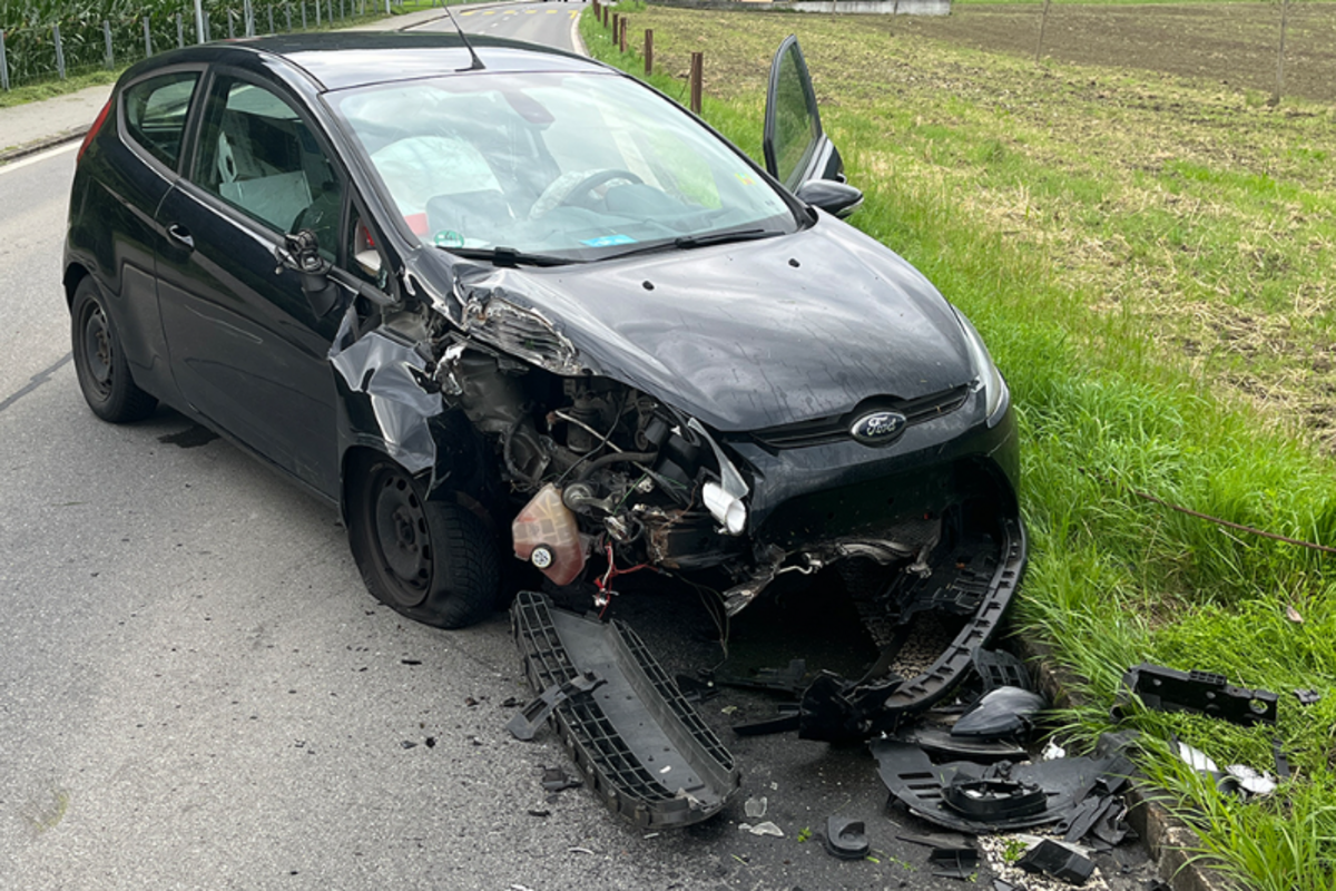 Alpnachstad OW - Kollision mit einem Metallpfosten