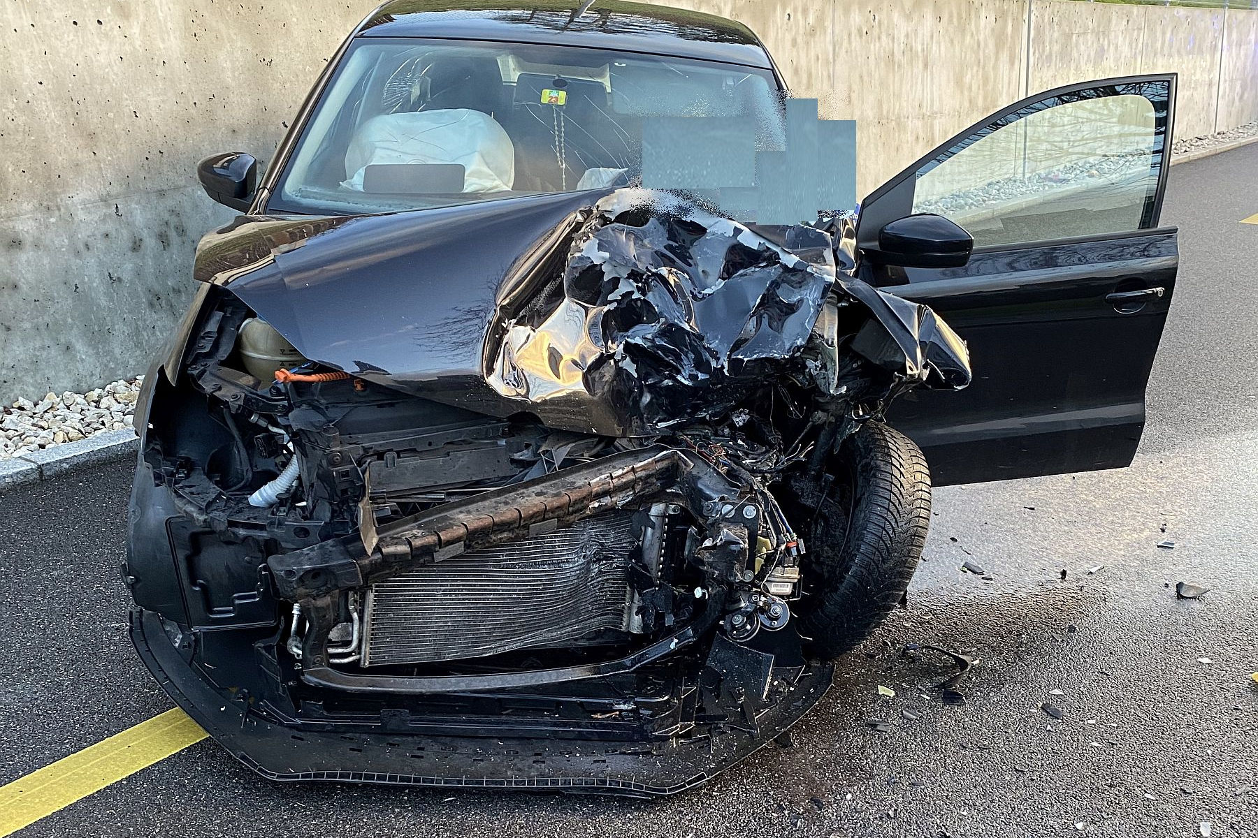 Laufen BL – Personenwagen kollidiert mit Lieferwagen – Lenkerin schwer verletzt