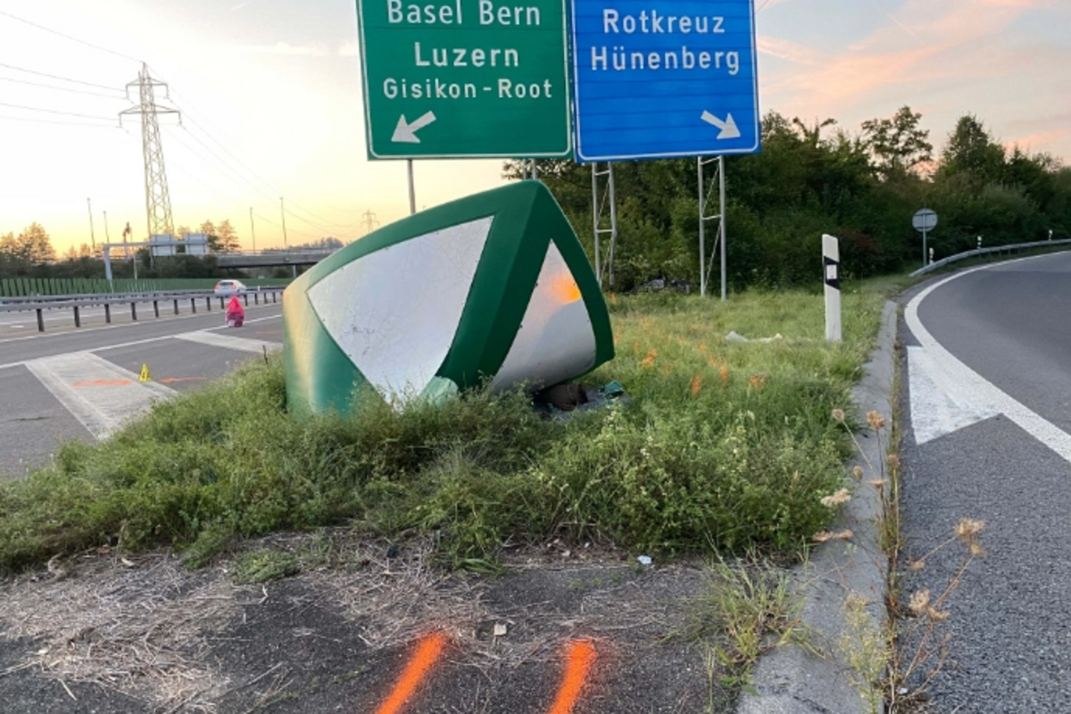 Risch Rotkreuz ZG - Motorradfahrer bei Unfall lebensbedrohlich verletzt