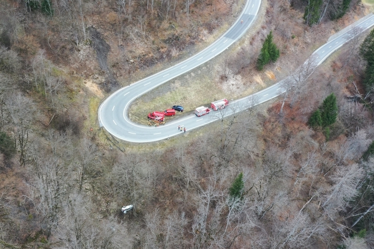 Ilanz GR - Auto stürzt 20 Meter eine Böschung hinunter