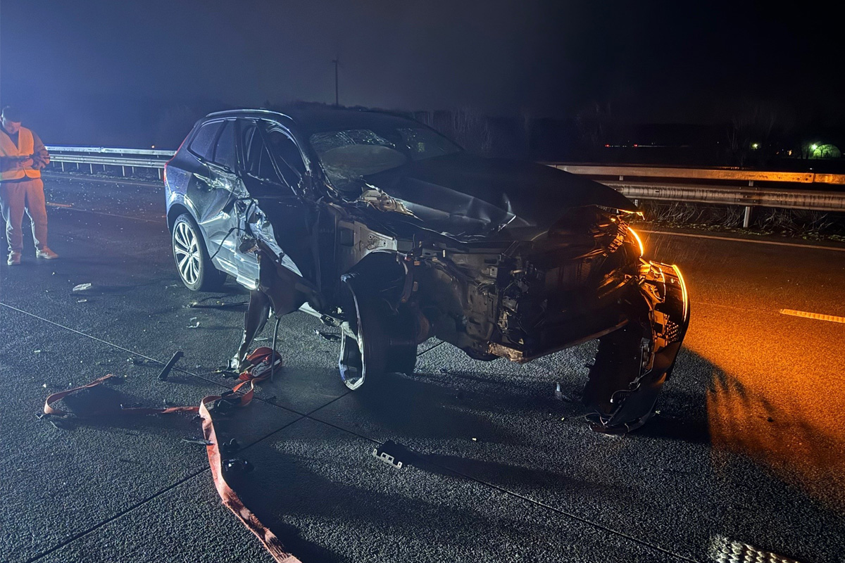 A1 Oyten – Autofahrer prallt gegen Sattelzug