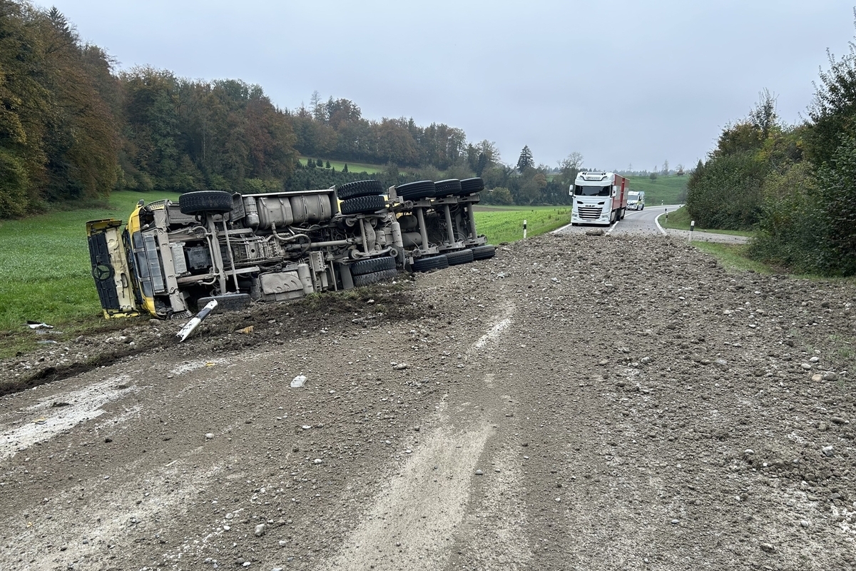 Unfall in Rottenschwil AG - Lastwagen mit Kies beladen umgekippt 