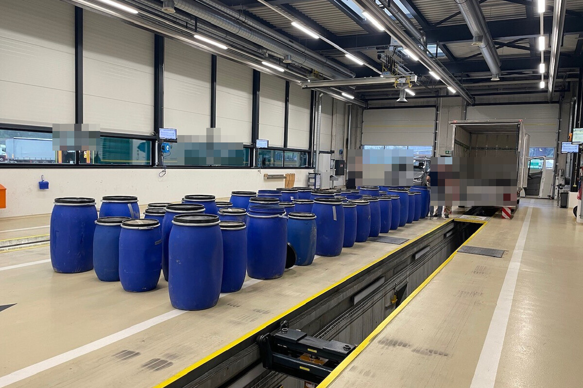 Schwerverkehrskontrolle in Erstfeld UR - 49 Fässer mit 565 Kilogramm Cannabis sichergestellt
