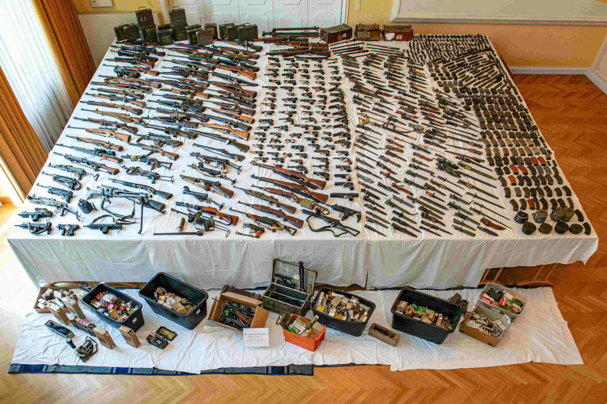 Strasshof – 100 illegale Waffen bei Hausdurchsuchung entdeckt