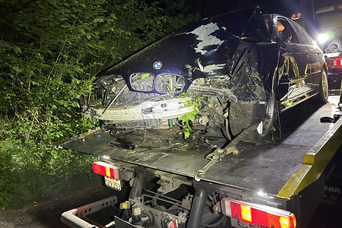Unfall in Spreitenbach AG - Junglenker kollidiert frontal mit einem Baum