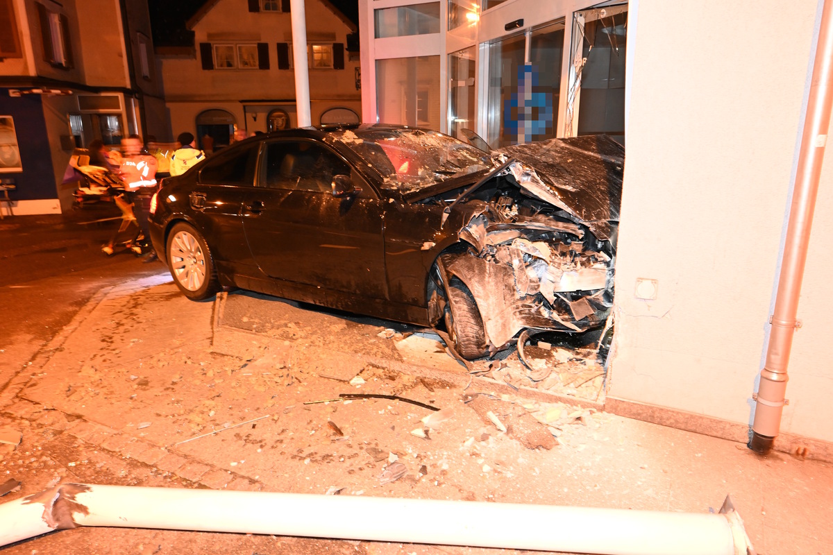 Unfall in Flawil SG – Fahrunfähiger Autofahrer kracht in Gebäude