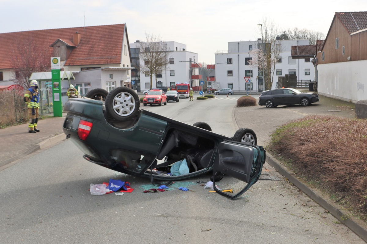 Warburg – Auto überschlägt sich nach Unfall