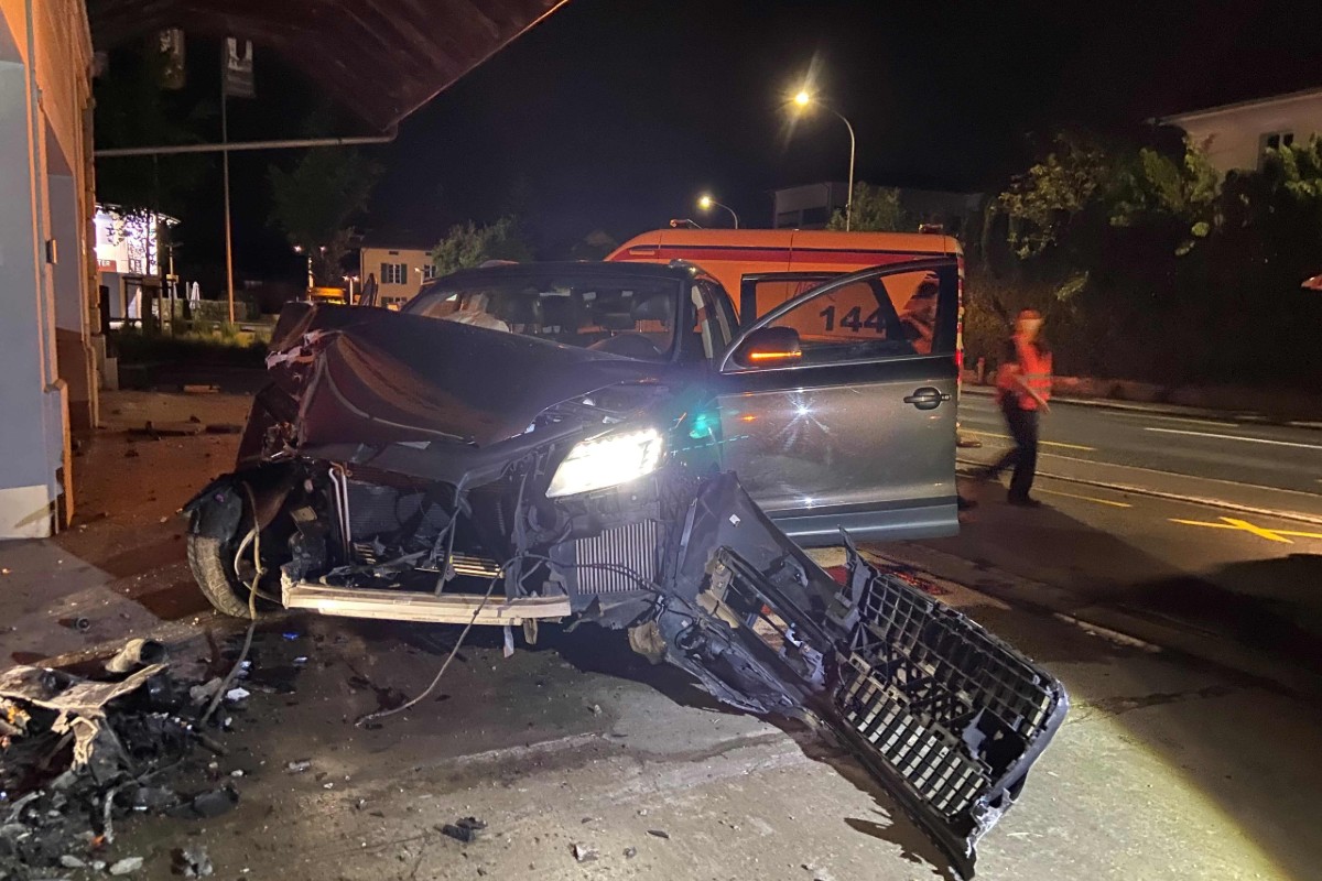 Gas- mit Bremspedal verwechselt und in Menziken AG in Hauswand geprallt!