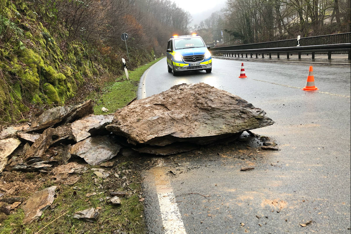 B54 Schalksmühle – Felsbrocken stürzt auf Straße