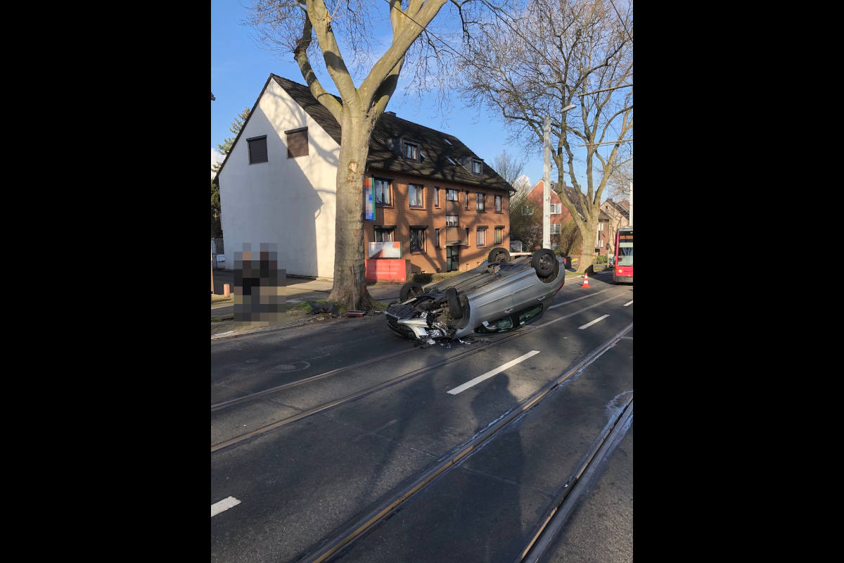 Essen – Fahrzeug überschlägt sich und bleibt auf Dach liegen