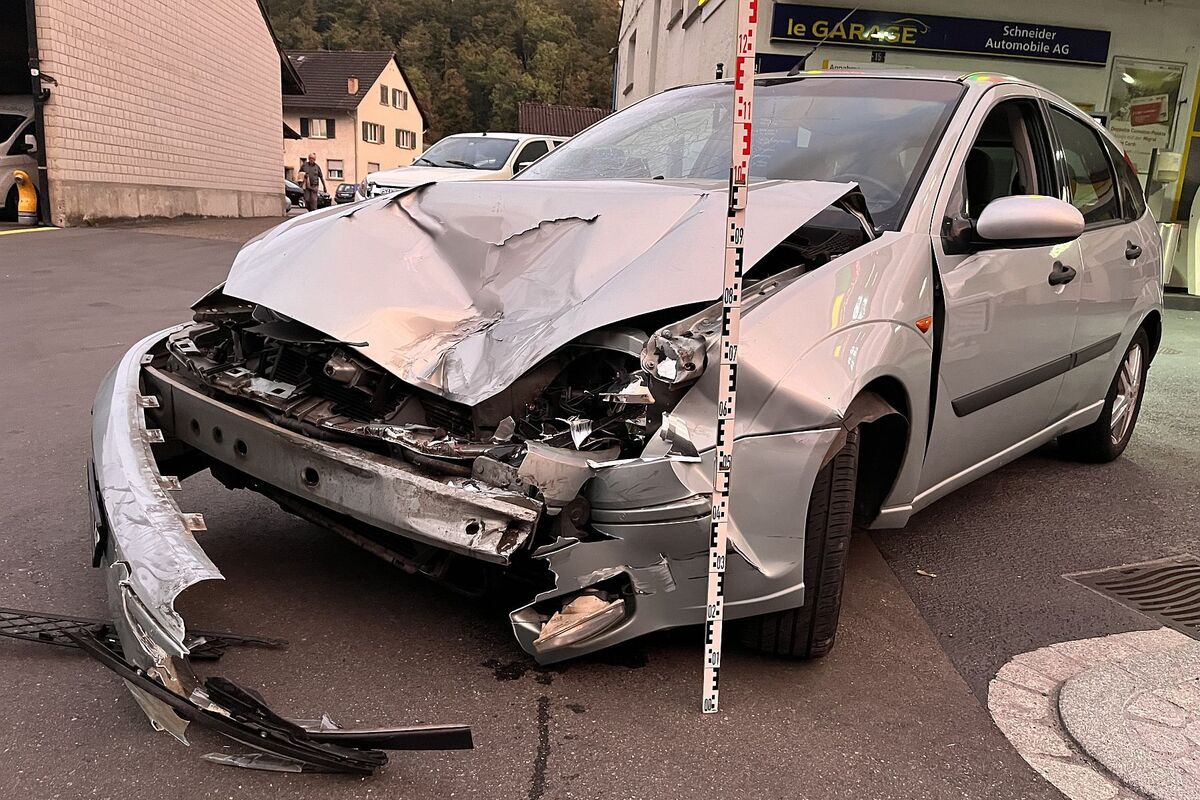 Hölstein BL - Massiver Sachschaden nach Unfall 