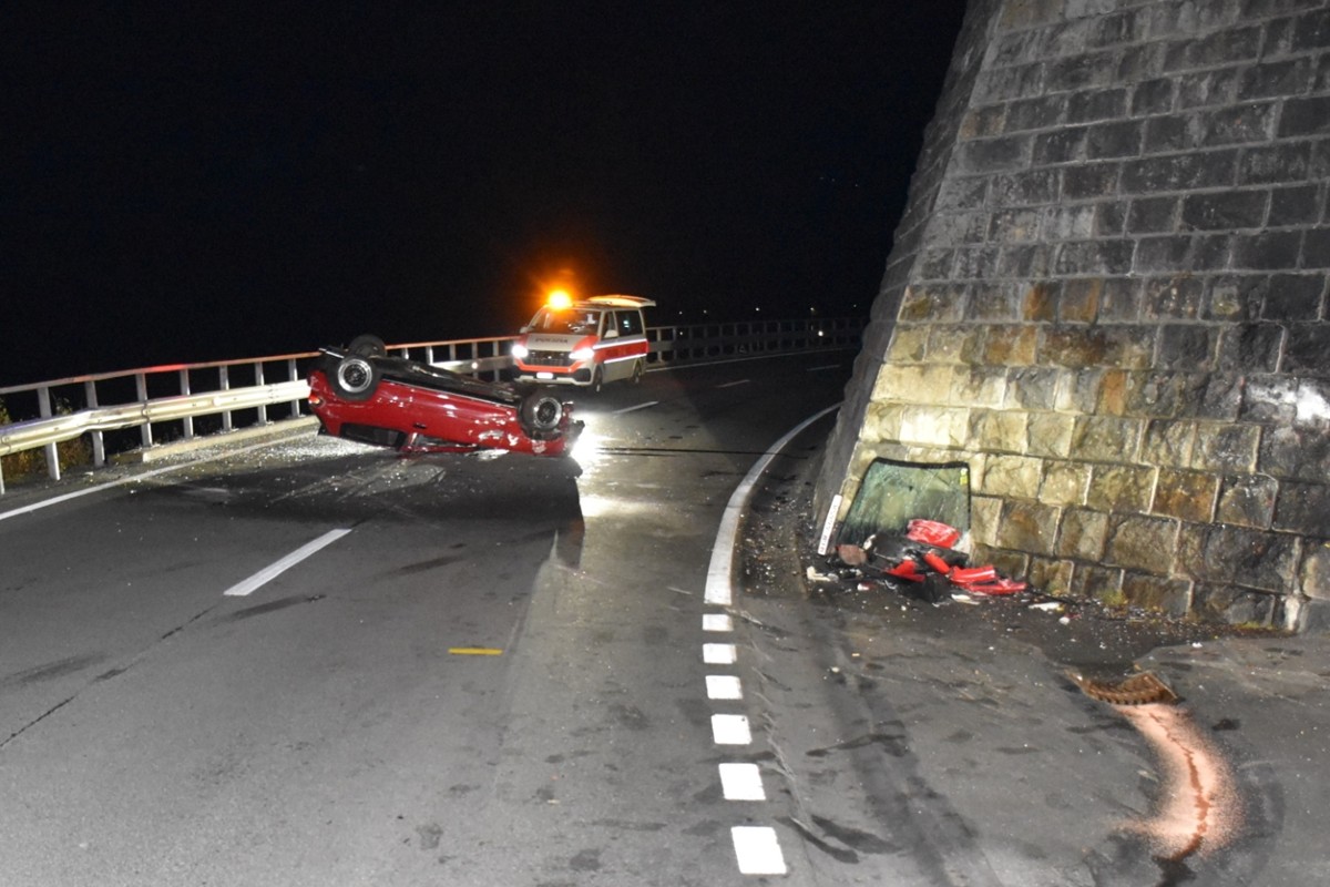 Le Prese GR - Junglenker baut auf der Berninastrasse spektakulären Selbstunfall