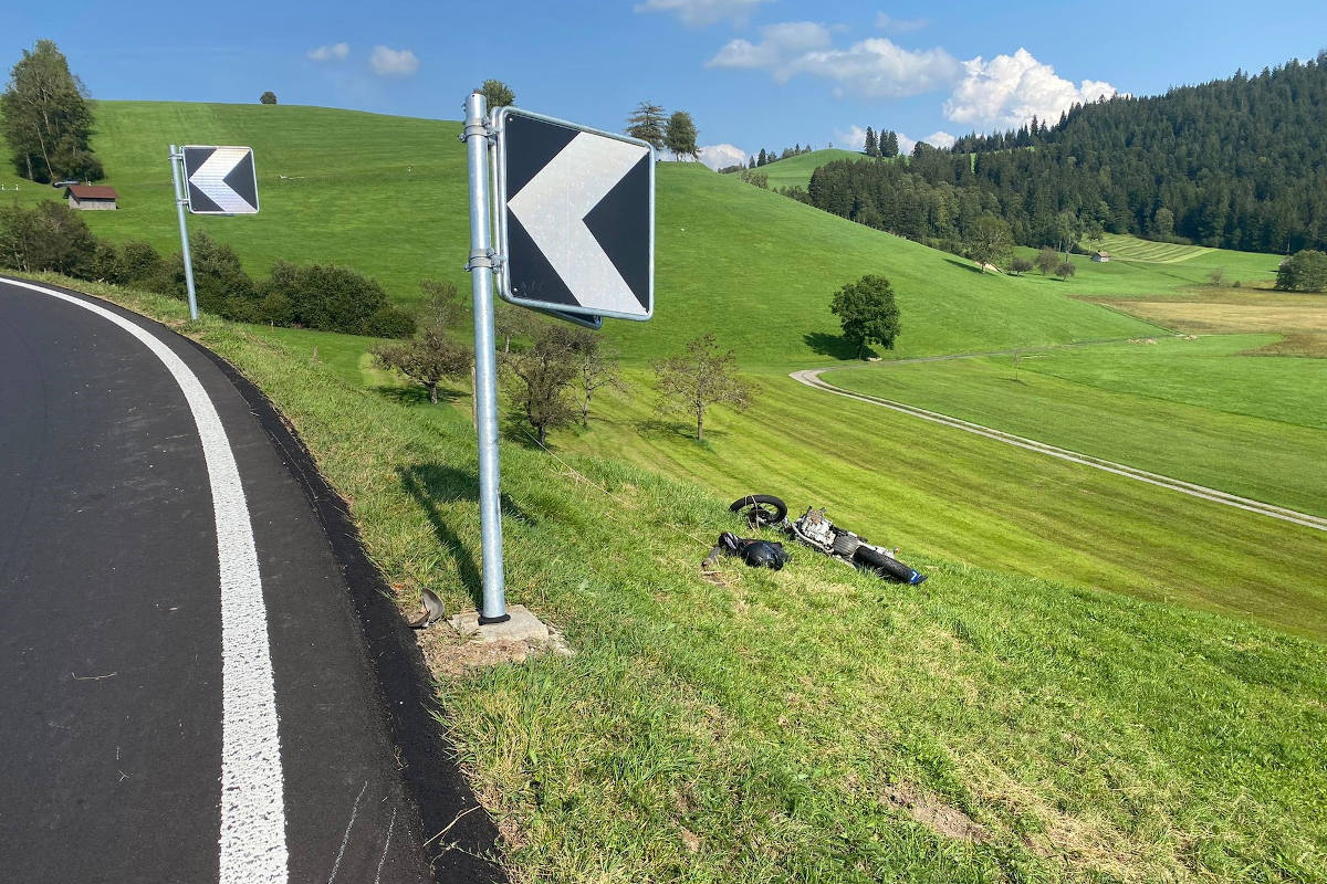 Oberägeri ZG – Mit Motorrad in Richtungstafel gekracht