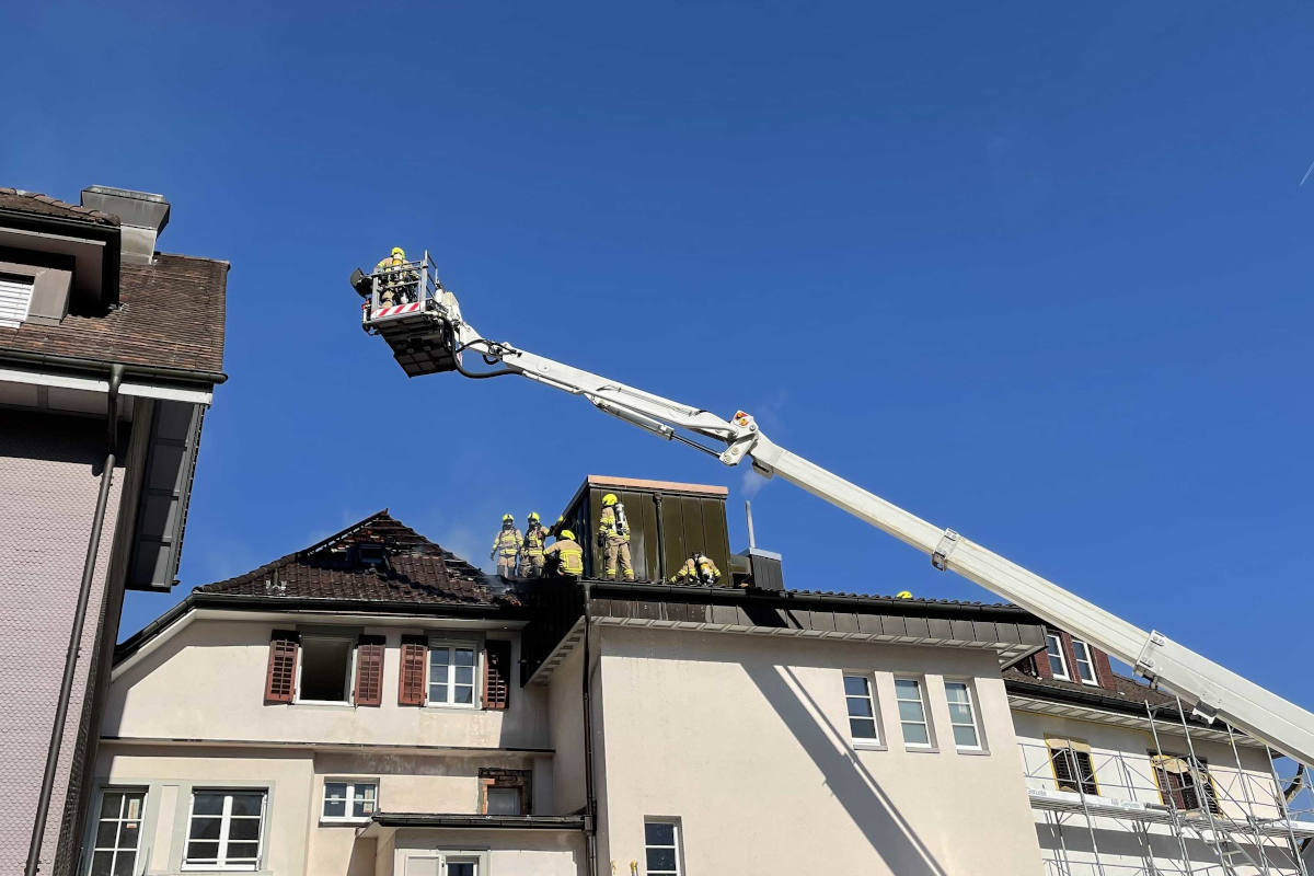 Siebnen SZ - Gebäudedach in Brand geraten – Ursache geklärt