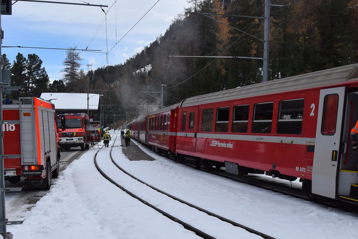 Pontresina GR - Wagen der Rhätischen Bahn in Brand 